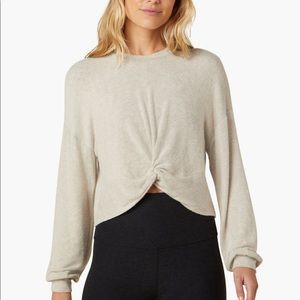 Beyond Yoga Oatmeal Turn Inward Front Twist Cropped Pullover